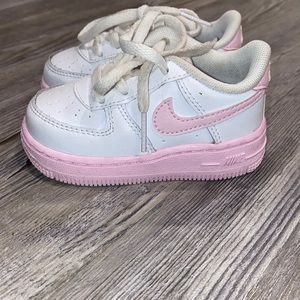 Nike Air Force 1 low pink and white 5C